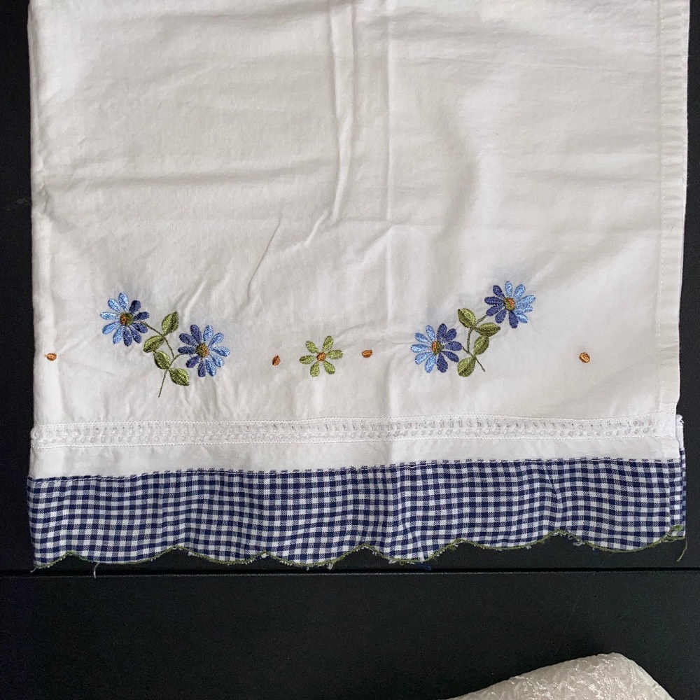 BRAND NEW Louis Hornick Needlepoint Flower and Scalloped Edged Window Valance